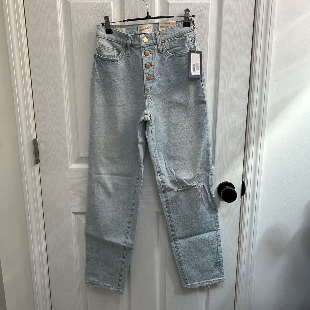 NWT Universal Thread Women’s Light Wash Straight Leg Jeans Button Fly 00